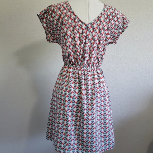 Short-sleeve Zig Zag Pattern Dress - Picture 3 of 6